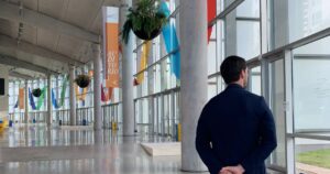 Antonio García Celda, caminando en el Palacio de Congresos de València, tras la entrevista :: Foto: Mar Viguer 