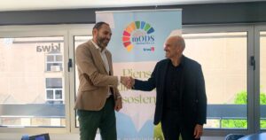 Andrés Ferrer y Juan Cardona dándose la mano