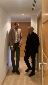 Andrés Ferrer y Juan Cardona conversando en el pasillo. Foto de: Mar Viguer